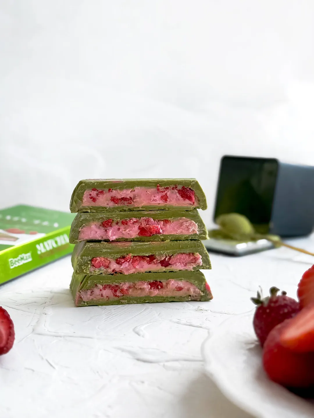 Beemax Matcha Chocolate Strawberry Cream Bar 3.36oz
