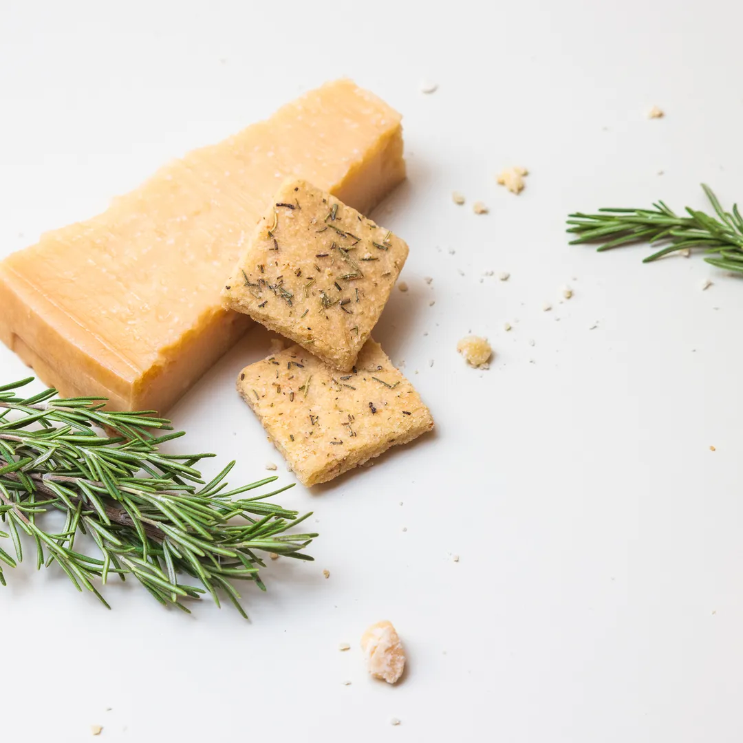 Italian Cookie Brittle – Rosemary Parmesan | Snack Pack