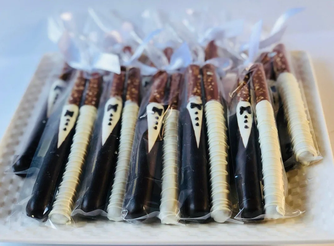 Bride & Groom Chocolate Covered Pretzels Pretzels (Set of 2)