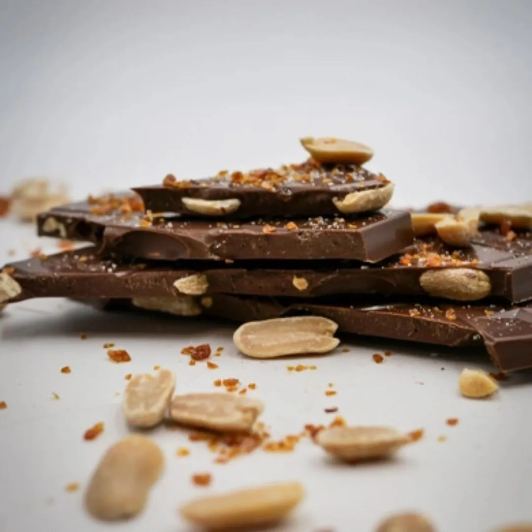 Milk Chocolate 45% of Cocoa, Peanuts, Caramel and Sea Salt