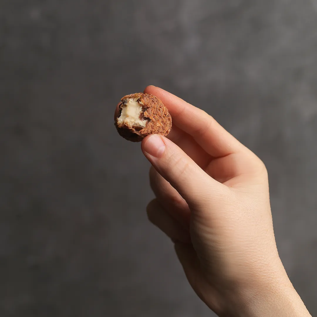 Medjool Dates Covered Crispy Milk Belgian Chocolate & Stuffed with Peanut Cream 4.23 oz (120 g)