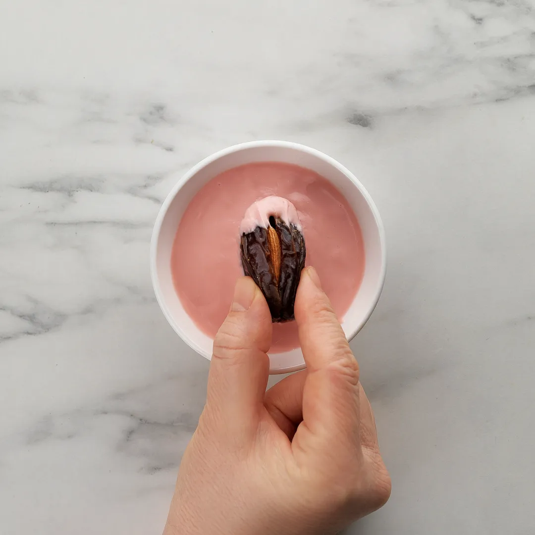Medjool Dates Covered Strawberry Belgian Chocolate & Stuffed with Almond 4.23 oz (120 g)