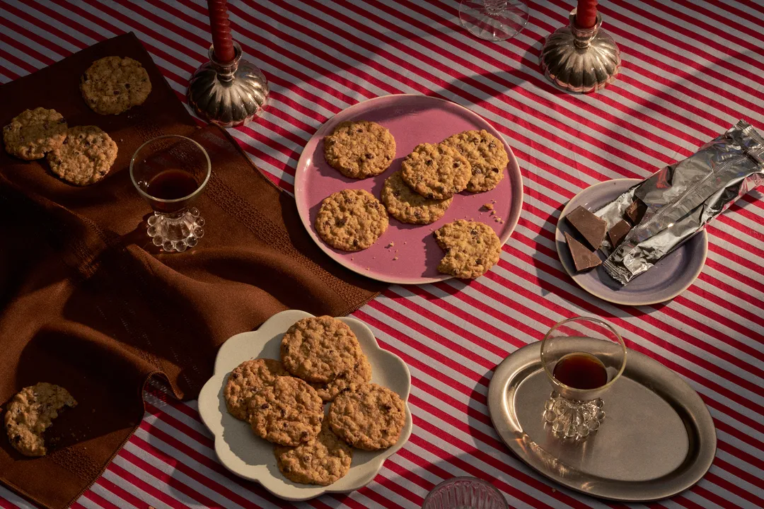 Dark Chocolate Chip Crisp Oat Cookies