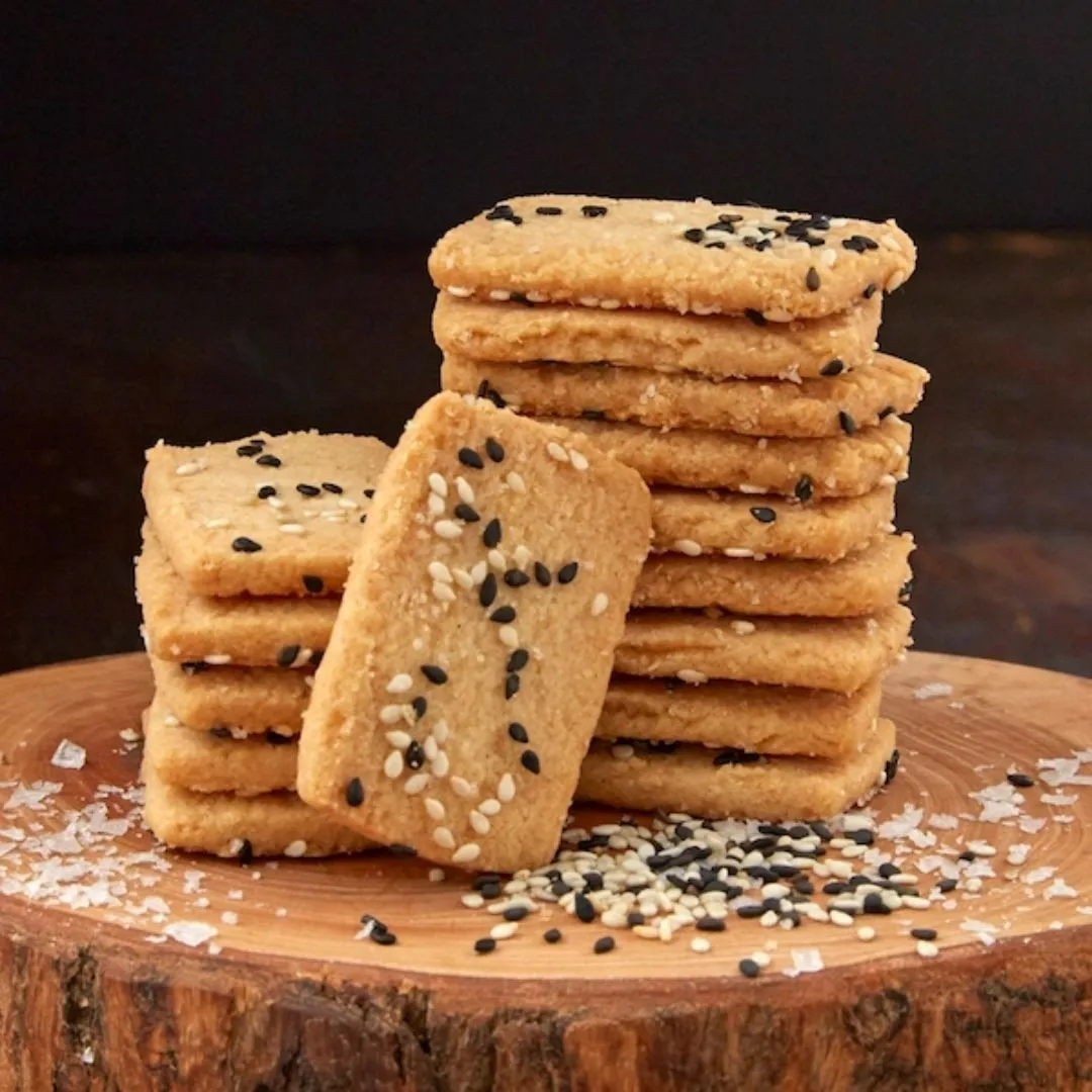 Black & White Sesame Savory Biscuit - 6oz