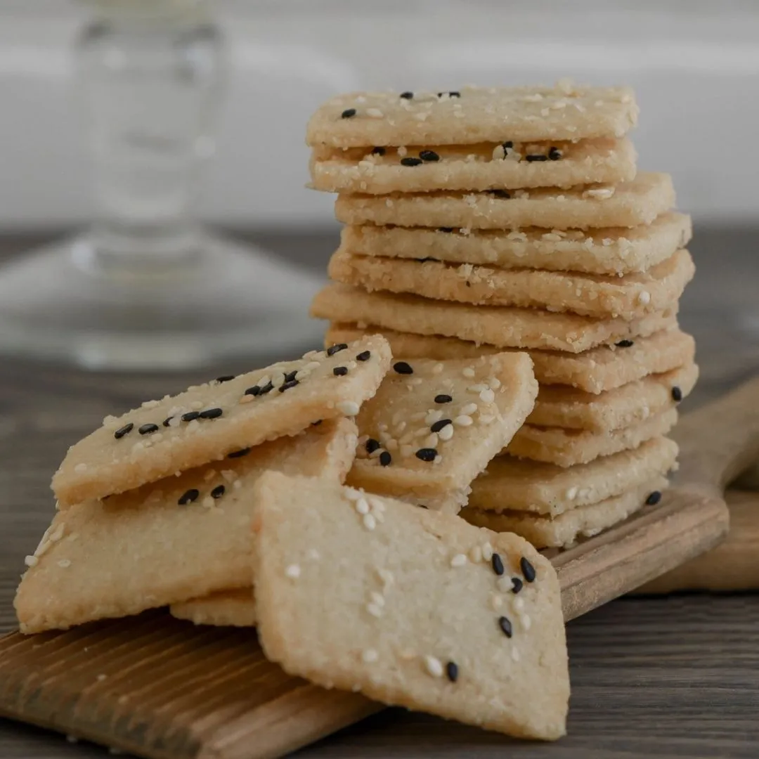 Black & White Sesame Savory Biscuit - 6oz