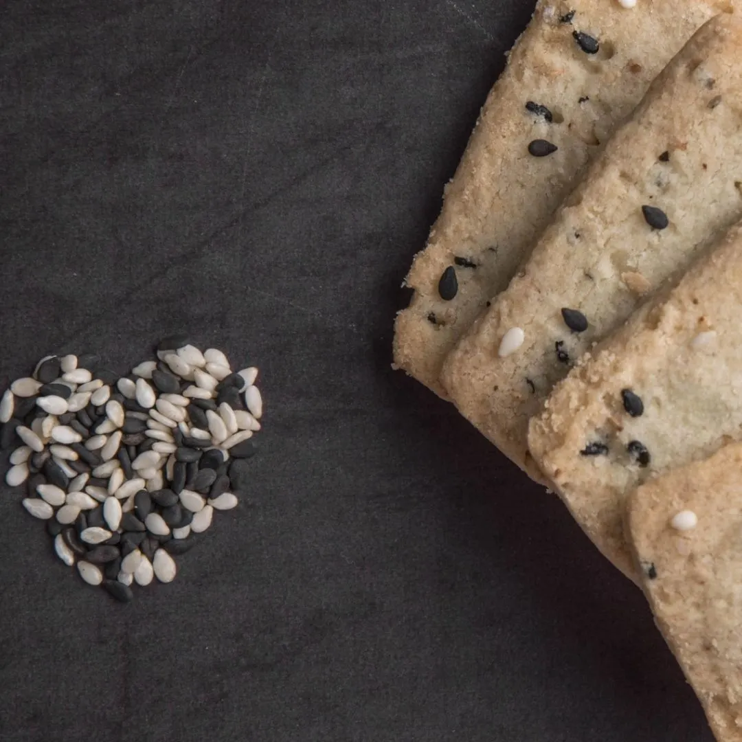 Black & White Sesame Savory Biscuit - 6oz