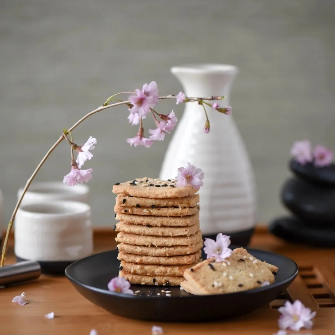 Black & White Sesame Savory Biscuit - 6oz