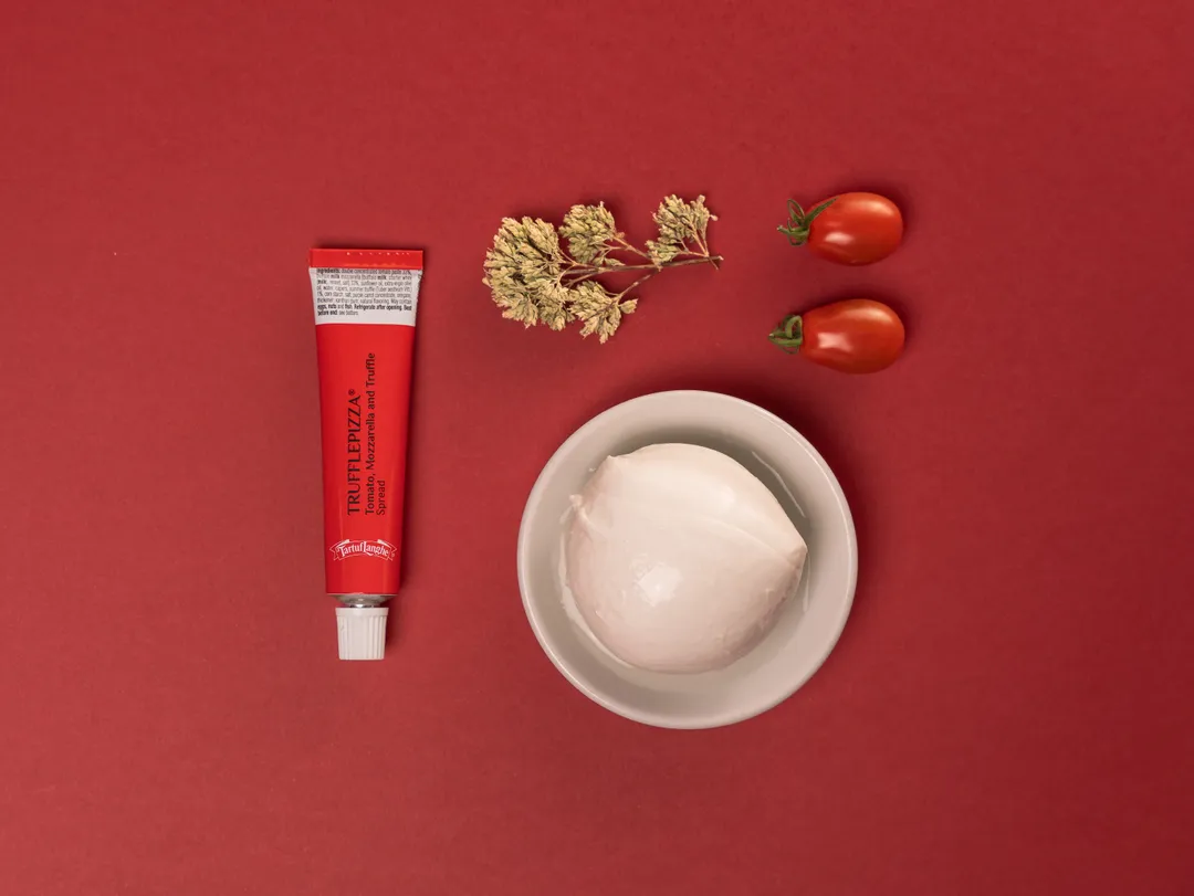 TRUFFLEPIZZA – TOMATO, MOZZARELLA AND TRUFFLE CREAM IN TUBE 