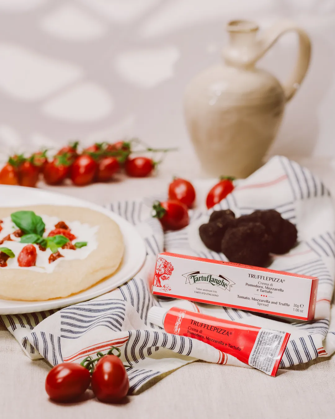 TRUFFLEPIZZA – TOMATO, MOZZARELLA AND TRUFFLE CREAM IN TUBE 