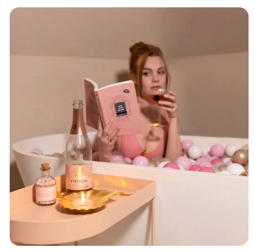 VINADA® -  GIFTBOX - TINTELING TEMPRANILLO ROSÉ (0%) 25.4 FL OZ + 2 Glasses