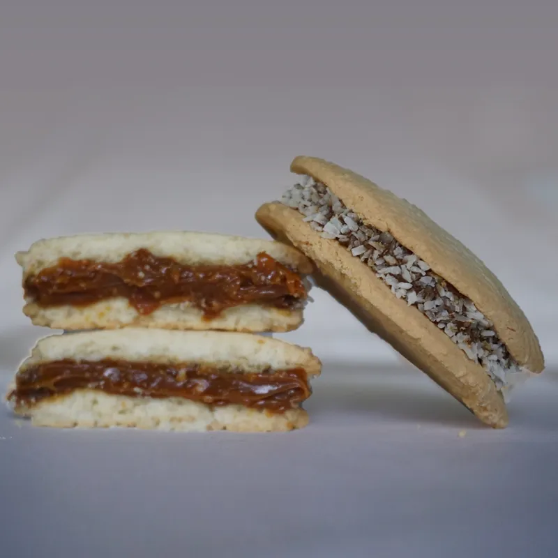 Traditional Argentinian Alfajores - CLAMSHELL with 8 Alfajores